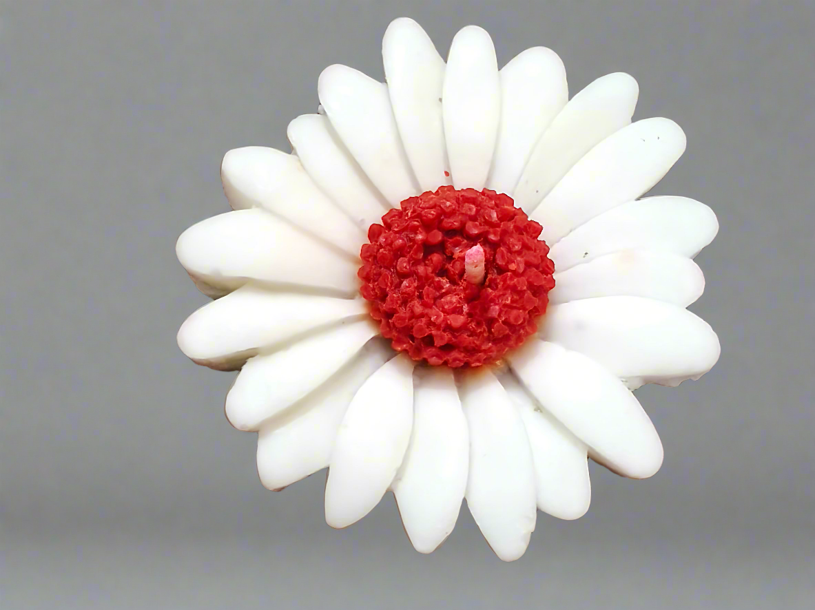 White-Red Daisy Flower Candle – Premium Handcrafted Design
